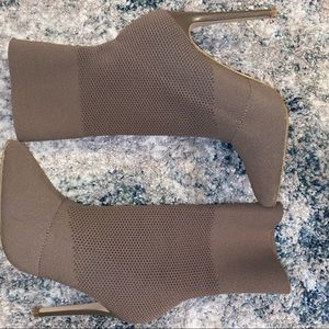 Steve Madden Century Dark Taupe Size 7, brand new